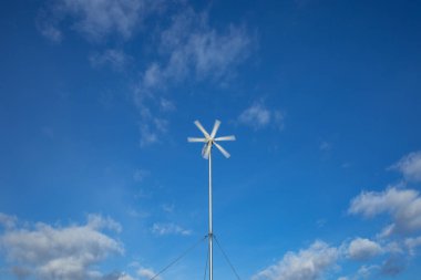 Mavi gökyüzüne karşı dönen iç rüzgar değirmeni, hareket bulanıklığı  