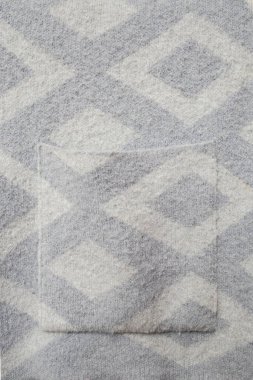 Büyük cebi olan elmas şekilli bluz, rahat ve soyut.  