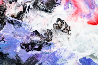 Rastgele desenli soyut boya karışımı, kırmızı, mavi, mor, siyah ve beyaz, akışkan izler, yumuşak odak  