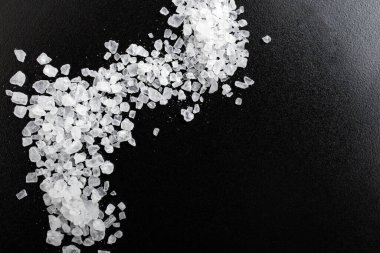 Siyah seramik dokuya beyaz kaya tuzu, yumuşak odak 