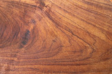 Kesikler ve çizikler olan sert ahşap kesme tahtası.