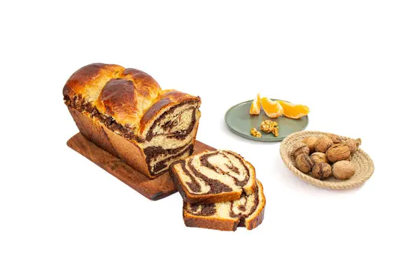 Cozonac, Rumen geleneksel tatlı ekmeği ceviz dolgulu, dilimlenmiş, kenar manzaralı beyaz