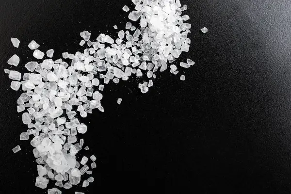 Siyah seramik dokuya beyaz kaya tuzu, yumuşak odak 