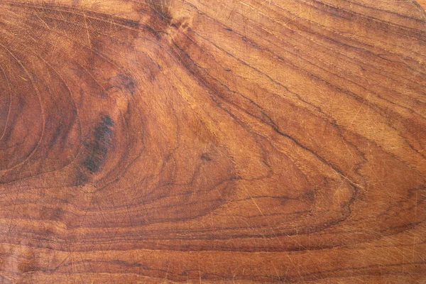 Kesikler ve çizikler olan sert ahşap kesme tahtası.