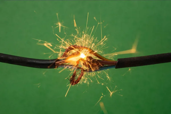 Vonken Explosie Tussen Elektrische Kabels Groene Achtergrond Brandgevaar Concept Stockfoto