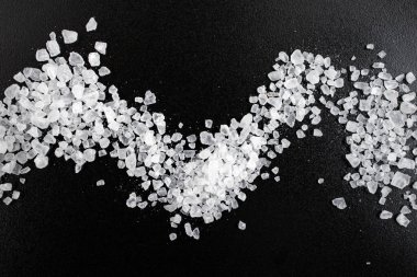 Siyah seramik dokuya dağılmış beyaz kaya tuzu, yumuşak odak  