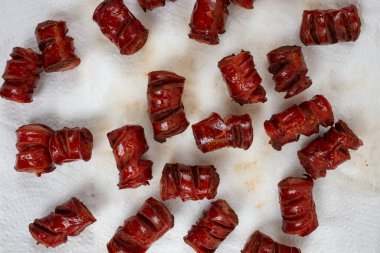 Kağıt mendile batırılmış kızarmış sosis parçaları doymuş yağlar sağlık sorunu kavramı.