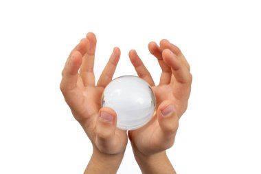 Beyaz arka planda izole edilmiş cam bir küreyi tutan çocuk elleri, en az boş koku alma oranı