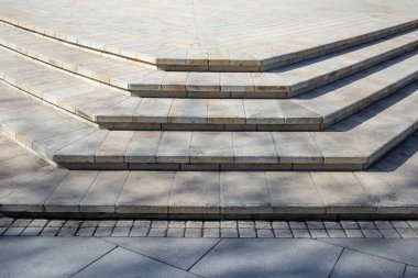 Merdiven köşesi, güneş altında ağaç gölgeleri, soyut arkaplan