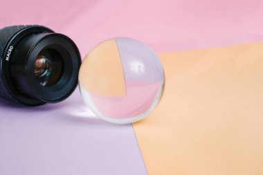 Genel makro kamera mercek modeli, cam bir top aracılığıyla, bej ve pembe renkler üzerinde, soyut arkaplan