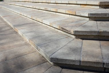 Merdiven köşesi perspektifi, güneş altında ağaç gölgeleri, soyut doku 