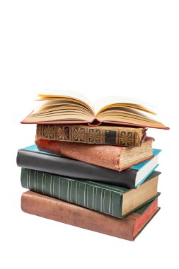Üst tarafında açık bir kitap olan, beyaz arkaplanda izole edilmiş klasik sert kapak kitapları., 