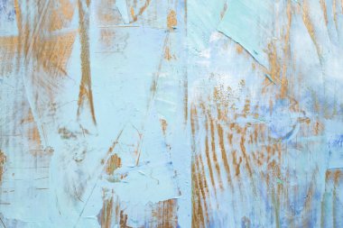 Tahta taneciklerin üzerindeki desenli alçı etkisi, altın ve mavi renkler, soyut 