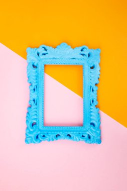 Çift tonlu kağıt zemin üzerinde mavi klasik çerçeve, turuncu ve pembe 