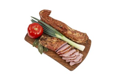 Domuz eti filetosu pastırması tütsülenmiş ve baharatlı, ince dilimlenmiş, domates ve taze soğanlı, ahşap kesme tahtasında, beyaz üzerine izole edilmiş.  