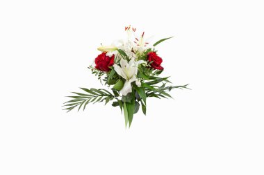 Beyaz zambaklı güzel çiçekler, kırmızı güller ve palmiye yaprakları, beyaz üzerine izole edilmiş. 