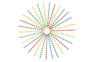 Kağıt kokteyl pipetleri radyal güneş ışınları şeklinde daire şeklinde dizilmiş, soyut arkaplan 