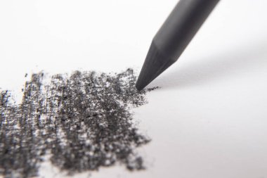 Beyaz kağıt üzerinde kömür ya da grafit keskinliğinde kalem darbeleri, yumuşak odak  