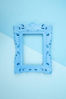 Mavi tonlar üzerinde boş mavi barok çerçeve renk arkaplan, pop sanat soyut arkaplan