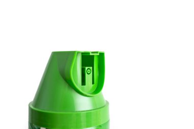 Aerosol böcek öldürücü yeşil başlık beyaza izole edildi  