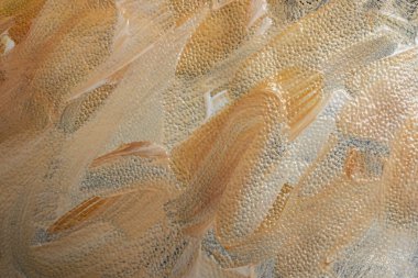 Dalgalı akrilik turuncu ve bej rengi deri dokular, soyut.  