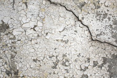 Beton bir duvarın eskimiş arkaplanı. Güneş yanıyordu. Boya yaparken, sıva dokusu soyuyordu. 