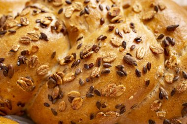 Taze ekmek dokusunda çeşitli tohumlar, yumuşak odak 