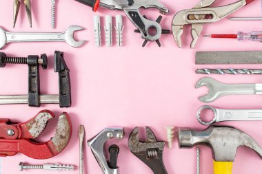 Boş üçgen şekil kopyalama alanı ile yeşil arkaplan üzerinde düzenlenmiş çoklu el araçları  