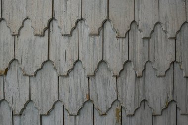 Ahşap kiremitlere gri kabuk soyan boya, eski ev cephesi, soyut doku.  