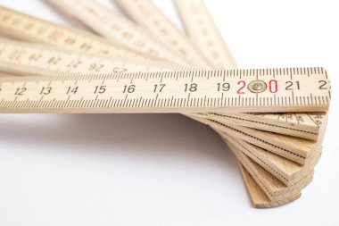 Katlama ölçüm sayacı, beyaz arkaplanda bir fan şeklinde düzenlenmiş, 