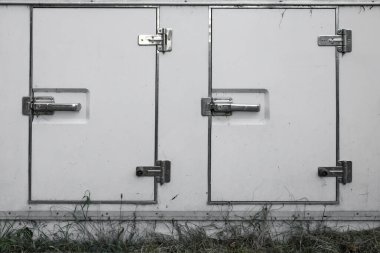 Çimlerin üzerindeki endüstriyel dondurucu kapıları, soyut duvar kağıtları.