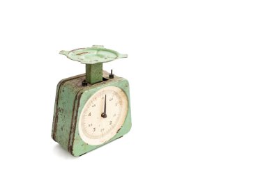 Paslı lekeler ve yeşil kabuk soyma boyasıyla eski moda mutfak terazisi, beyaz üzerine izole edilmiş.