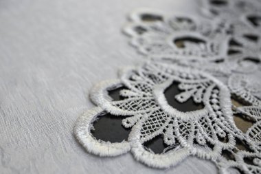 Beyaz masa örtüsü üzerinde nakış deseni, soyut detaylı arkaplan