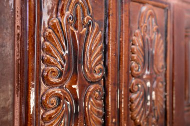 Terra cotta dokusu, Romanya 'nın ısıtma sobasında, yumuşak odaklı.  