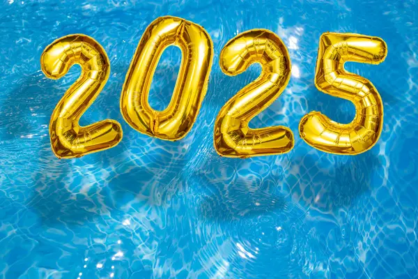 2025 Su dalgaları üzerinde şişirilebilir altın sayılar, yüzme havuzu partisiyle mutlu yıllar. 