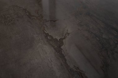 Parlak bir yemek masasında mermer desen, yakın çekim, soyut detaylar.  