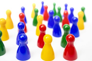 Kırmızı, sarı, mavi ve yeşil piyonlar veya beyaz arkaplanda izole edilmiş bir masa oyunundan parçalar 