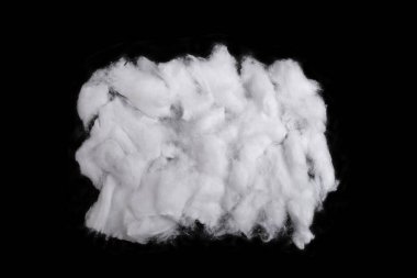 Siyah arka planda izole edilmiş yumuşak tıbbi pamuk podyumu, düz yatıyordu  