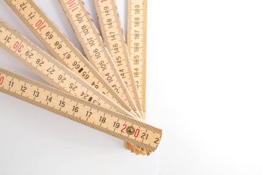 Düzenlenmiş ahşap ölçüm sayacı ile soyut arkaplan, kapat 