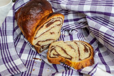 Cozonac, Romanya geleneksel tatlı ekmeği ceviz dolgulu, dilimlenmiş, kareli kumaşlı, kenar manzaralı  