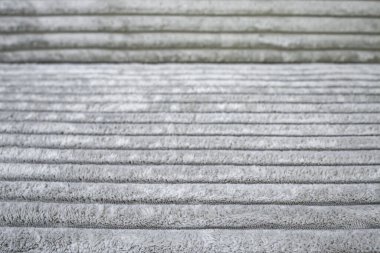 Kalın lifli gri kadife döşeme, yatay arkaplan, soyut doku.  