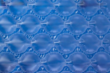 Mavi arkaplanda baloncuk ambalajı, soyut doku arkaplanı  