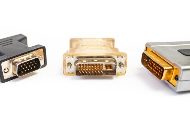 Dijital video monitörü görüntüsü için altın metalik adaptörler, soyut nesne koleksiyonu izole edildi  