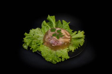 Rumen Noel yemeği racituri, kholodets veya kocsonya, marul yaprakları üzerinde, sarımsak ve biberle siyah üzerine izole edilmiş  