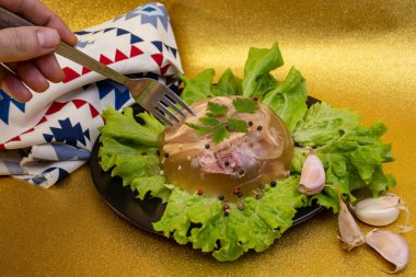 Rumen Noel yemeği racituri, kholodets, veya kocsonya, marul yaprakları, altın parıltı üzerine   