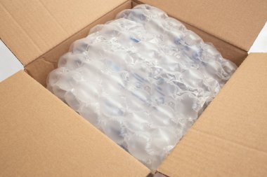 Açılmış karton kutu, Yastık kabarcığı folyo dolu, beyaz üzerine yumuşak bir odaklanma  