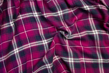 Ürün yerleştirme için podyum odaklı damalı kırmızı kumaş kıvrım 