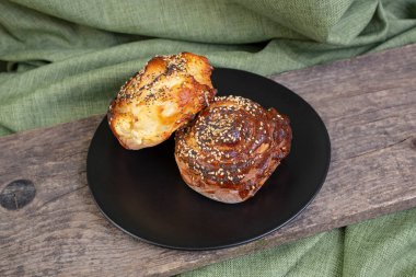 Geleneksel Doğu Avrupa pastası peynirli tatlı (Romanca, Macarca, Macarca, Moldovyaca) poale-n brau, geleneksel tatlı ya da tuzlu bir turta, siyah bir tabakta  