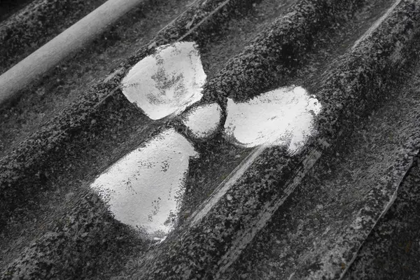 Yıpranmış asbest çarşafa beyaz boya sürülmüş radyoaktif sembol, soyut yumuşak odak  