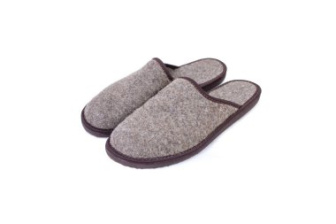 Bir çift gri rahat, beyaz terlik.  